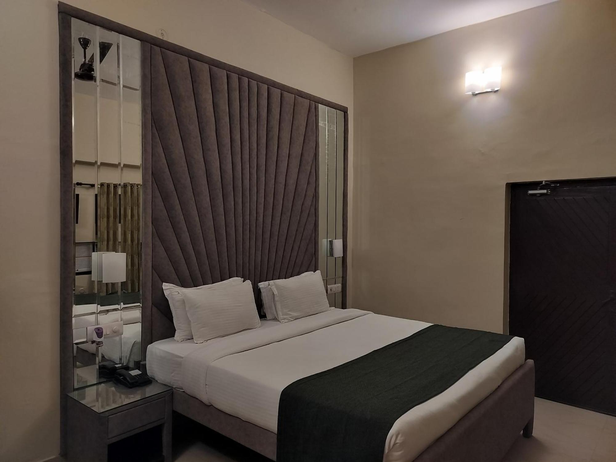 Bel-La Monde Hotel "Riverside" - Jim Corbett Garjia Kültér fotó